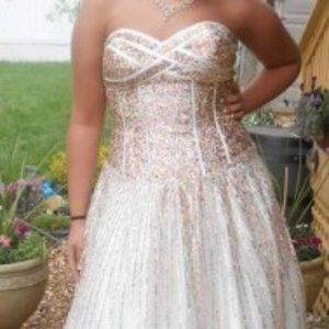 Davids Bridal. Glamour by Terani Couture Size 14. Ivory/Gold.